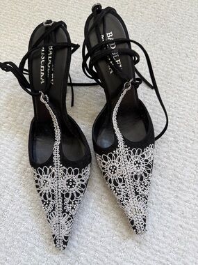 Badgley Mischka Black Heels with White Lace Floral Embroidery NWOT